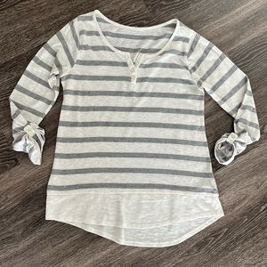 Womens calf length sleeve top, medium